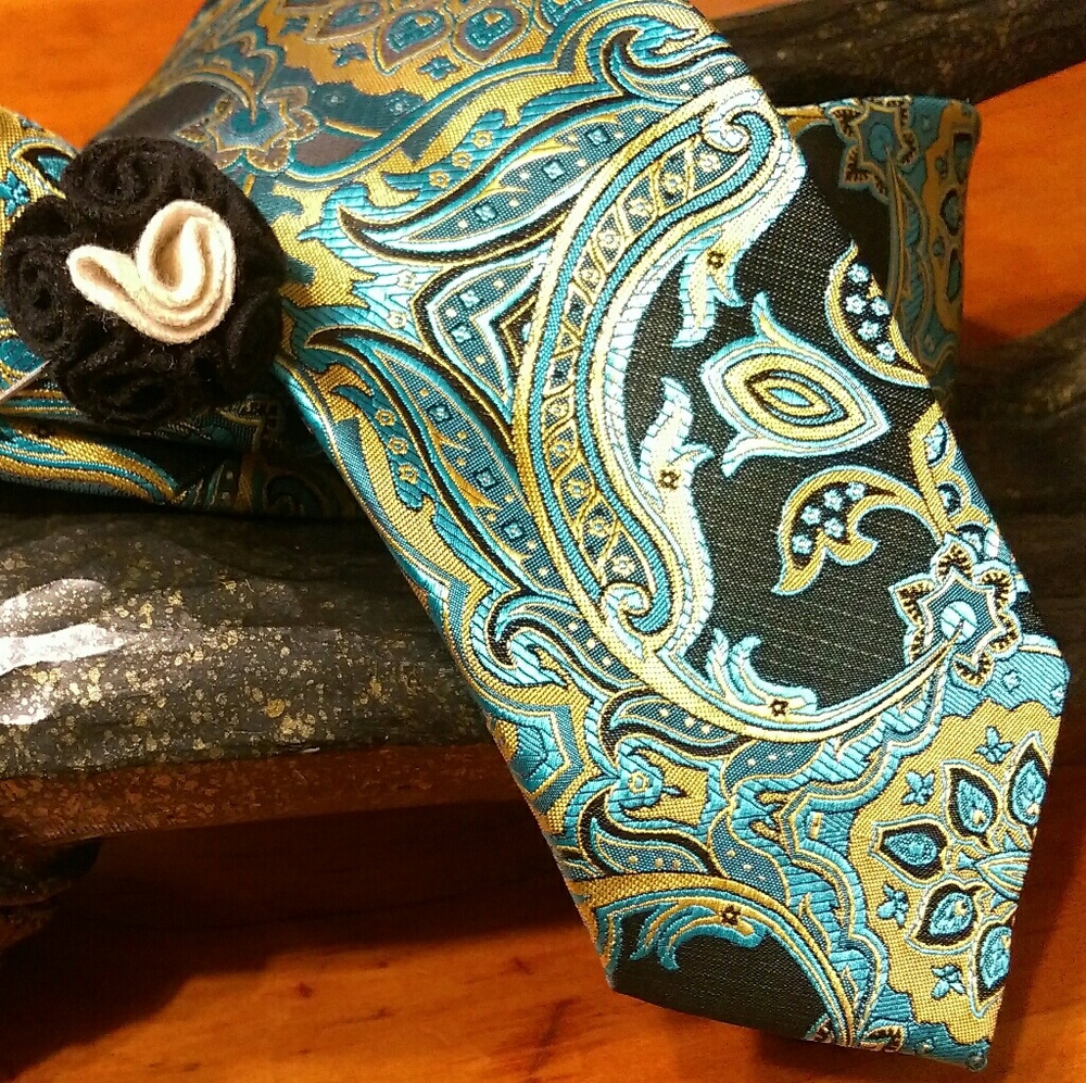 Exclusive Paisley Tie with 4 Fold Lapel Accent